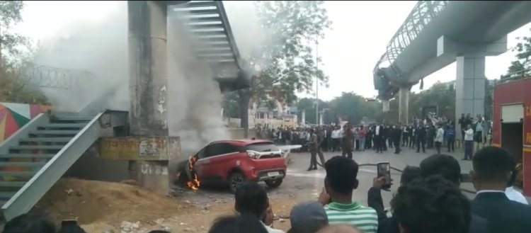 Raipur : कोर्ट परिसर के बाहर खड़ी कार में लगी आग,मची अफरा-तफरी