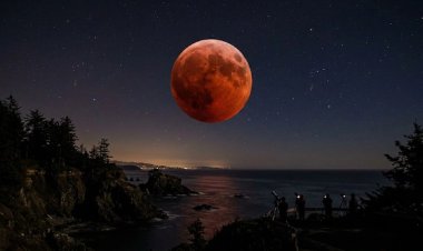 आज आसमान में दिखेगा 'ब्लड मून' : भारत में इतने बजे से शुरू होगा सूतक काल, जानें ग्रहण का सही समय
