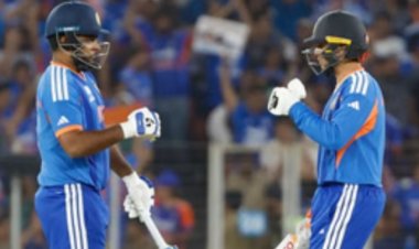 फाइनल में फाइनली चला अभिषेक का बल्ला : भारत का तूफानी आगाज: पावर-प्ले में ही ठोके 92 रन, शर्मा 51 पर आउट