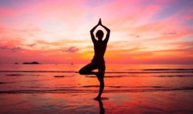 रात भर बदलते हैं करवट, तो आज ही शुरू करें ये 7 योगासन : मिलेगी बच्चों जैसी गहरी और सुकून भरी नींद