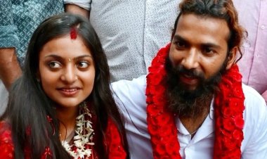 महाकुंभ से रातों-रात मशहूर हुई मोनालिसा ने रचाई शादी : सिंदूर और मंगलसूत्र में सामने आई पहली तस्वीरें, जानें कौन है दूल्हा