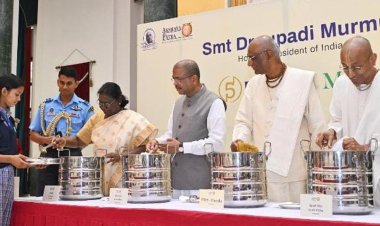 राष्ट्रपति द्रौपदी मुर्मू ने अक्षय पात्र को परोसा 5 अरबवां भोजन