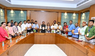 मुख्यमंत्री ने 'मोदी के राज्य से लौटकर' पुस्तक का किया विमोचन