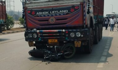 Raipur Breaking : रायपुर में ट्रक की चपेट में आकर बाइक चालक की दर्दनाक मौत 