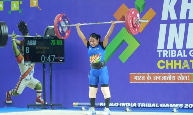 राजमिस्त्री की बेटी मोनिखा सोनोवाल ने दर्द और आत्म-संदेह को हराकर जीता केआईटीजी वेटलिफ्टिंग गोल्ड