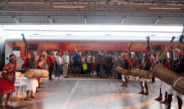 जगदलपुर पहुंचने पर केरल की एथलेटिक्स टीम का पारंपरिक लोकनृत्य से हुआ भव्य स्वागत