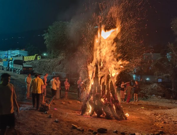 किरंदुल मुख्य बाजार में आधी रात श्रद्धा के साथ हुआ होलिका दहन, युवाओं ने संभाली व्यवस्था