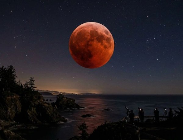 आज आसमान में दिखेगा 'ब्लड मून' : भारत में इतने बजे से शुरू होगा सूतक काल, जानें ग्रहण का सही समय