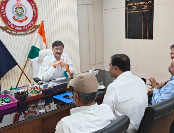 कैट प्रतिनिधिमंडल सहित विभिन्न व्यापारी संगठनों के पदाधिकारियों ने रायपुर के कमिश्नर डॉ. संजीव शुक्ला से मुलाकात की