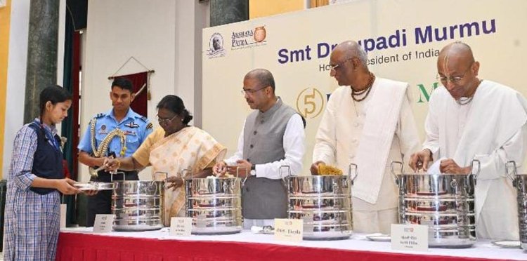 राष्ट्रपति द्रौपदी मुर्मू ने अक्षय पात्र को परोसा 5 अरबवां भोजन