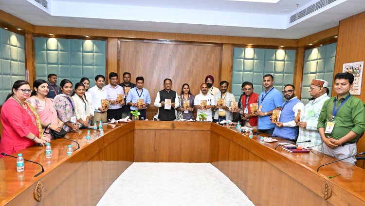 मुख्यमंत्री ने 'मोदी के राज्य से लौटकर' पुस्तक का किया विमोचन