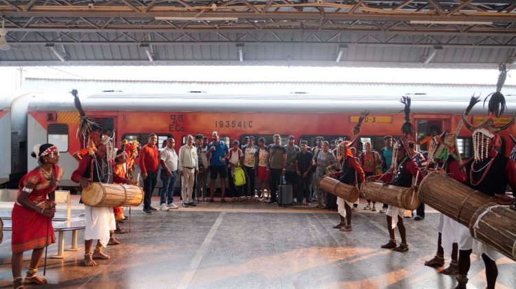 जगदलपुर पहुंचने पर केरल की एथलेटिक्स टीम का पारंपरिक लोकनृत्य से हुआ भव्य स्वागत