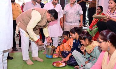 हनुमान जन्मोत्सव पर गजेन्द्र यादव ने भंडारा परोसकर दिया सेवा का संदेश