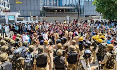 Noida Violence News: नोएडा में श्रमिकों का उग्र प्रदर्शन, 3000 करोड़ का नुकसान; वेतन में 21% बढ़ोतरी का ऐलान