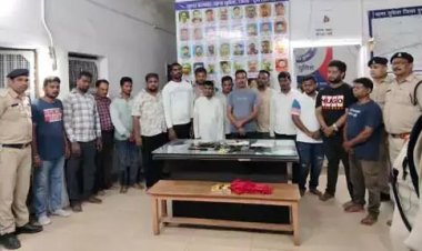 जुआ फड़ पर पुलिस की दबिश, 15 आरोपी गिरफ्तार; लाखों का सामान जब्त