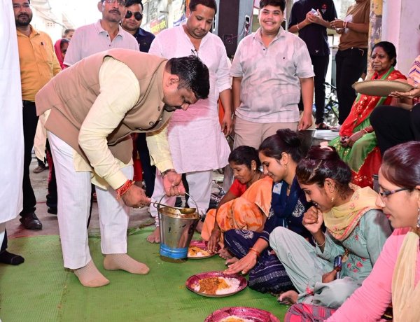 हनुमान जन्मोत्सव पर गजेन्द्र यादव ने भंडारा परोसकर दिया सेवा का संदेश