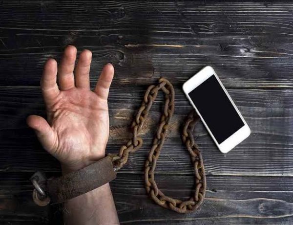 सिर्फ आंखें और नींद ही नहीं, मोबाइल की लत आपके शरीर को अंदर से बना रही है खोखला; जानें 5 गंभीर खतरे