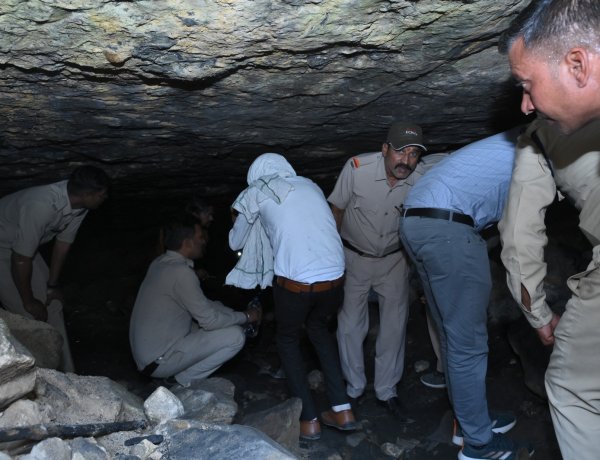 ब्लास्टिंग कर बंद की जाएगी 150 मीटर लंबी अवैध सुरंग, सेंट्रल फ्लाइंग स्क्वाड की बड़ी कार्रवाई