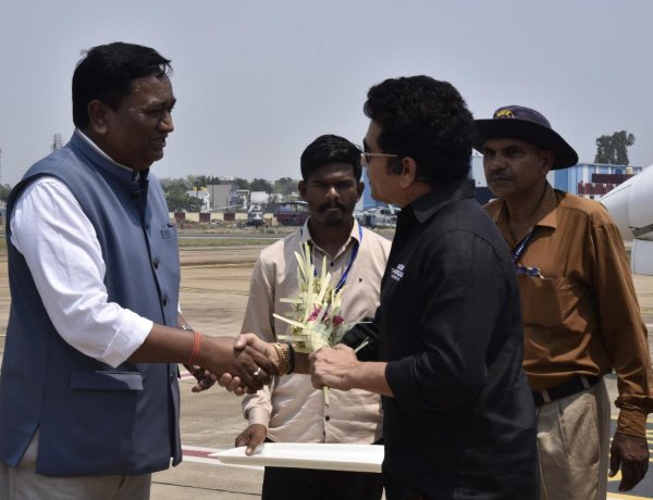 जगदलपुर : भारत रत्न सचिन तेंदुलकर का एयरपोर्ट में आत्मीय स्वागत