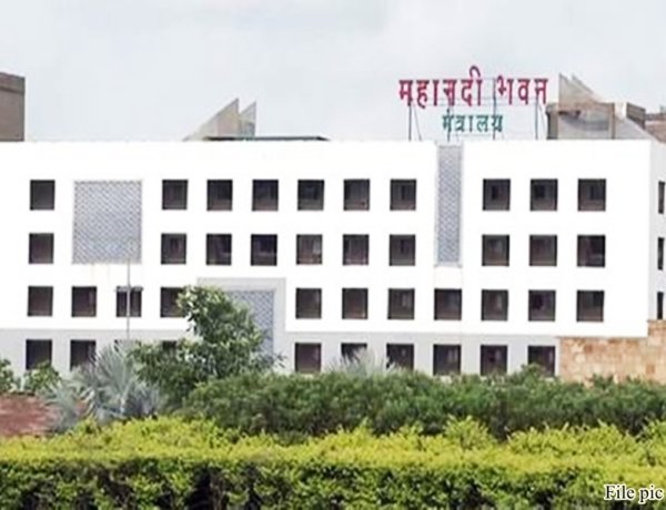 निजी स्कूलों की मनमानी फीस पर कड़ा एक्शन: छत्तीसगढ़ सरकार के सख्त निर्देश जारी