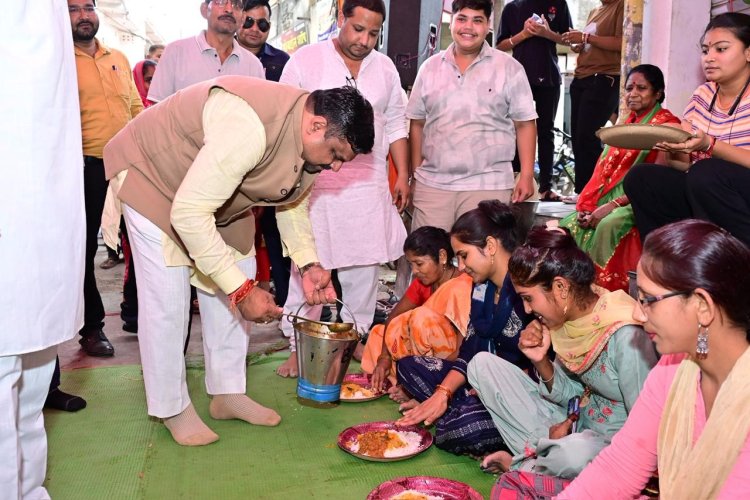 हनुमान जन्मोत्सव पर गजेन्द्र यादव ने भंडारा परोसकर दिया सेवा का संदेश