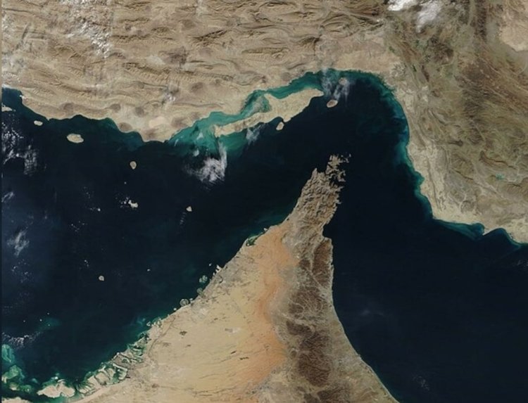 खाड़ी में टकराव का खतरा: ईरान की सख्त चेतावनी, अमेरिका की नाकाबंदी तैयारी से बढ़ा तनाव