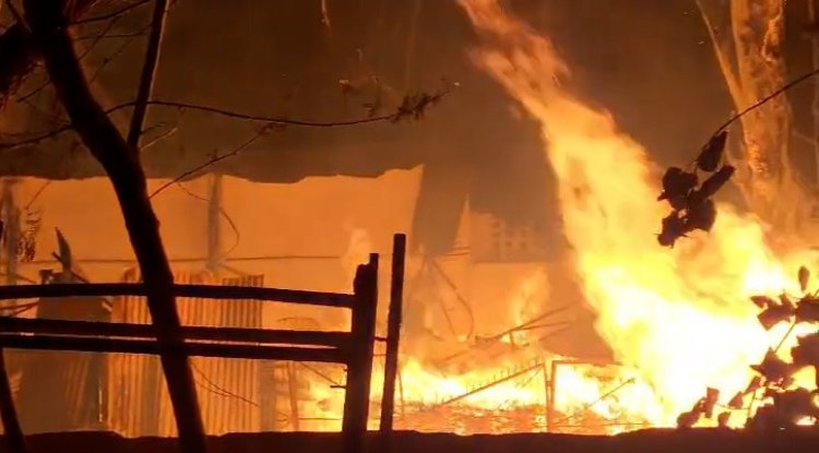 राजधानी के फाफाडीह टिंबर मार्केट में भीषण आग : 12 दमकल गाड़ियां मौके पर मौजूद