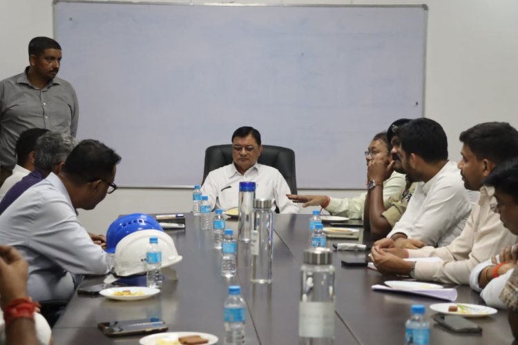 वेदांता हादसे के घायल मजदूरों से मिले उद्योग मंत्री लखनलाल देवांगन, एफआईआर दर्ज करने दिए निर्देश