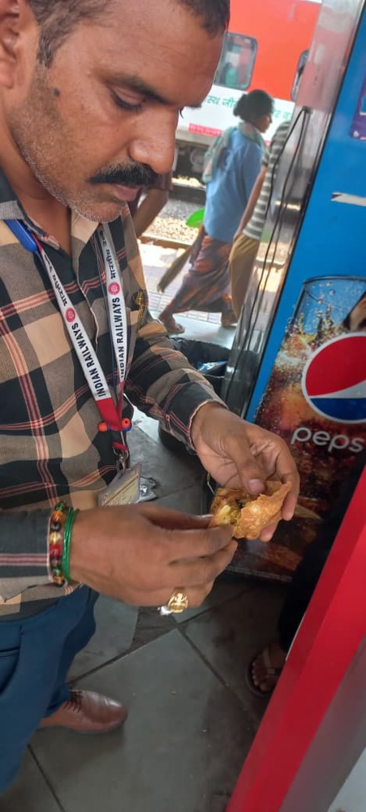 हावड़ा-मुंबई मेल में मिले कॉकरोच : 16 पर केस, 49 हजार से ज्यादा जुर्माना