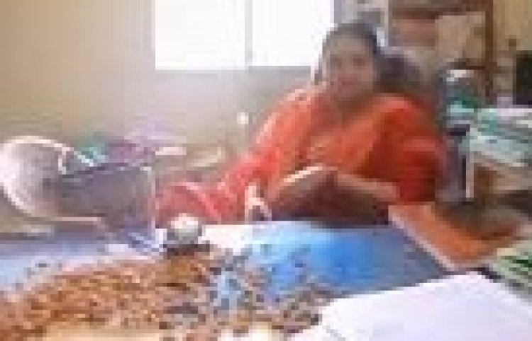 बादाम देना हुआ सार्थक, ईई- वरिष्ठ सहायक अटैच