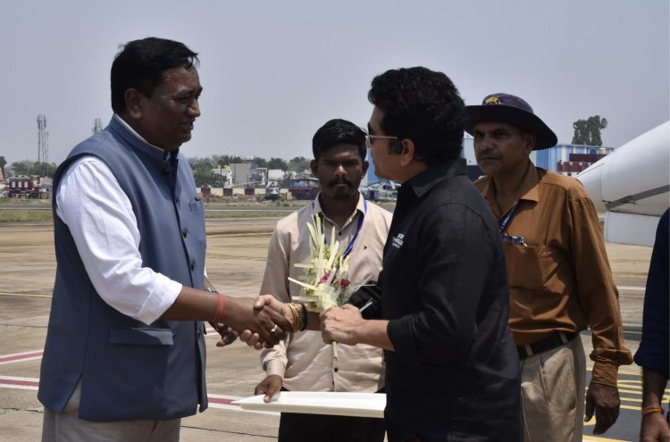 जगदलपुर : भारत रत्न सचिन तेंदुलकर का एयरपोर्ट में आत्मीय स्वागत