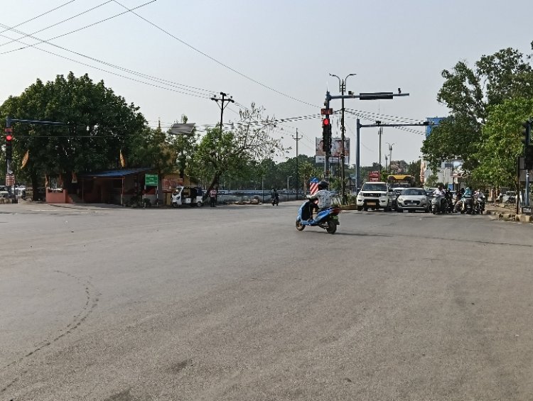 भीषण गर्मी में चौराहों पर सन्नाटा फिर भी सिग्नल्स पर रुकना मजबूरी
