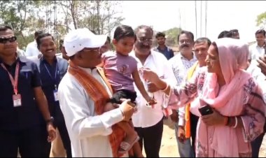 गोद में उठाया,चश्मा पहनाया… भैंसामुड़ा में दिखा मुख्यमंत्री का आत्मीय रूप