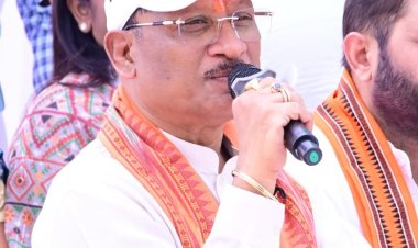 जब सरगुजा के ग्राम सिलमा में अचानक उतरा मुख्यमंत्री साय का हेलीकॉप्टर, खाट पर बैठकर सीएम ने ग्रामीणों से किया संवाद