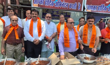 सिविल लाइंस सिंधी पंचायत द्वारा शरबत वितरण