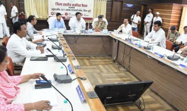 अधिकारी-कर्मचारी अनुशासित और संकल्पित होकर विकसित छत्तीसगढ़ के लिए करें काम: प्रभारी सचिव बोरा