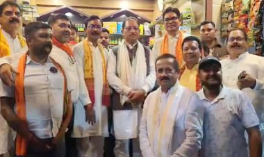 महापौर के चाय ठेले पर पहुंचे सीएम, कार्यकर्ताओं संग ली चाय की चुस्की