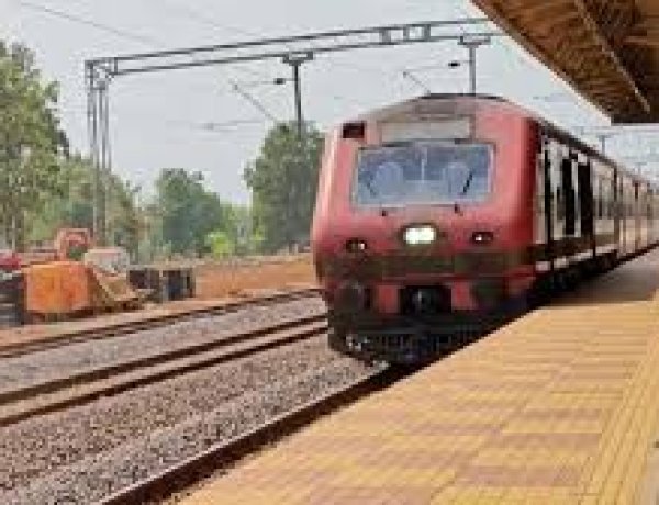 बदलते बस्तर की नई तस्वीर: रावघाट तक पहुंची ट्रेन, पूर्व नक्सलियों ने पहली बार किया रेल का सफर 