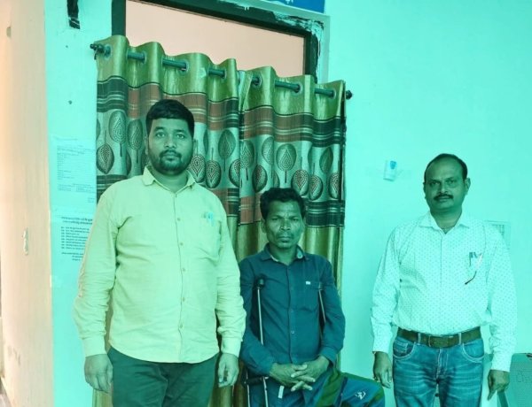 अस्थि बाधित दिव्यांग लखमा तामो को समाज कल्याण विभाग ने तत्काल उपलब्ध कराई बैसाखी