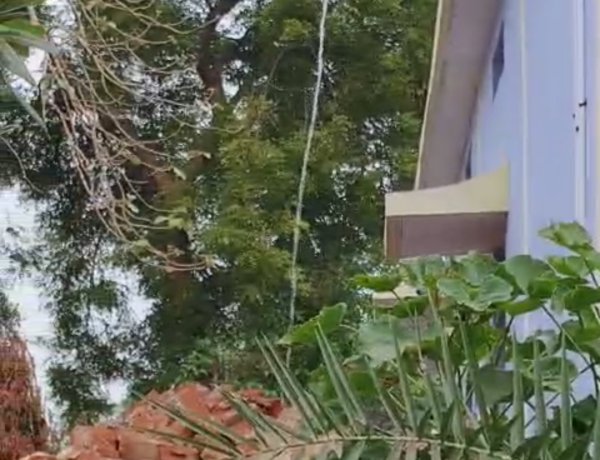 आंगनबाडी भवन के छत की टंकी से हर रोज बह रहा सैकड़ों लीटर पानी