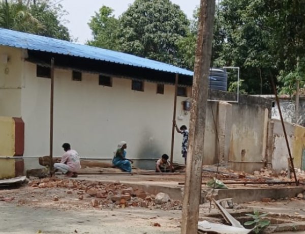अनाधिकृत रूप से तोड़े गए कला मंच को नोटिस के भय से पहले ही जोडऩे का काम किया शुरू