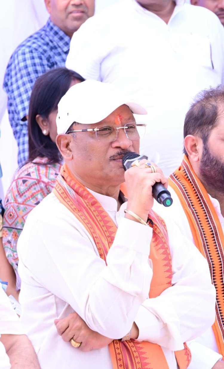 जब सरगुजा के ग्राम सिलमा में अचानक उतरा मुख्यमंत्री साय का हेलीकॉप्टर, खाट पर बैठकर सीएम ने ग्रामीणों से किया संवाद