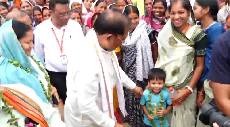 तेंदूपत्ता संग्राहकों के बीच पहुंचे मुख्यमंत्री, महुआ पेड़ के नीचे लगाई चौपाल