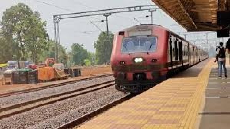 बदलते बस्तर की नई तस्वीर: रावघाट तक पहुंची ट्रेन, पूर्व नक्सलियों ने पहली बार किया रेल का सफर 
