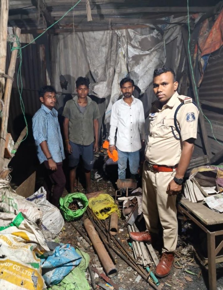 रायपुर में कबाड़ियों पर पुलिस का एक्शन : दुकानों पर रेड से मचा हड़कंप,भारी मात्रा में लोहा-सरिया जब्त