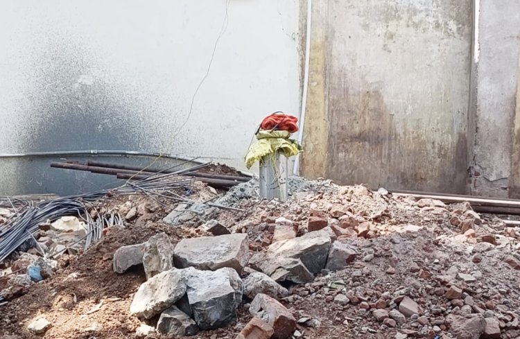 कला मंच तोड़ने वाले ने सरकारी जमीन पर किया बोर खनन