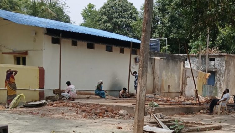 अनाधिकृत रूप से तोड़े गए कला मंच को नोटिस के भय से पहले ही जोडऩे का काम किया शुरू