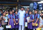स्कूल से लौट रहे विद्यार्थियों को मंत्री गजेन्द्र यादव ने जूते-मोजे भेंट किए