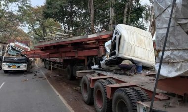 खड़े ट्रेलर में घुसी हाइवा, लंबा जाम लगने से यातायात ठप 