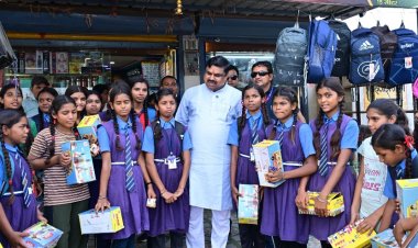 स्कूल से लौट रहे विद्यार्थियों को मंत्री गजेन्द्र यादव ने जूते-मोजे भेंट किए